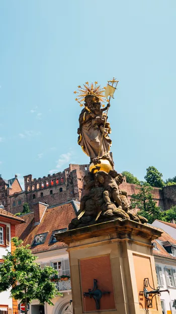 A view of the Kornmarkt-Madonna fountain statue in Heidelberg.